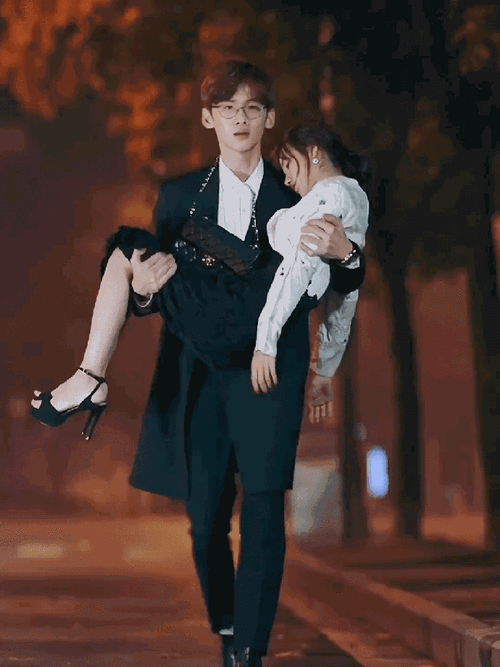 刘昊然公主抱白敬亭了