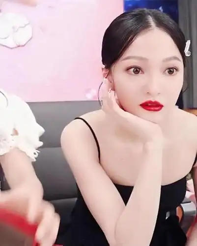 张韶涵最新美照来了,穿着黑色吊带的她美若天仙,红唇尽显明艳!