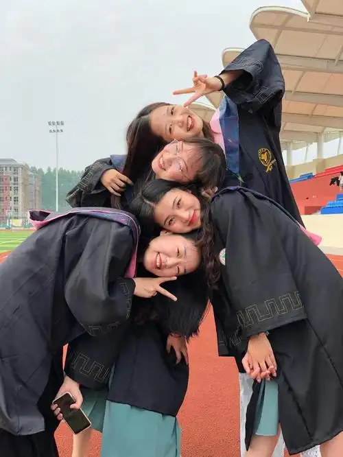 图为四川传媒学院2016级毕业生在学校拍的毕业照.