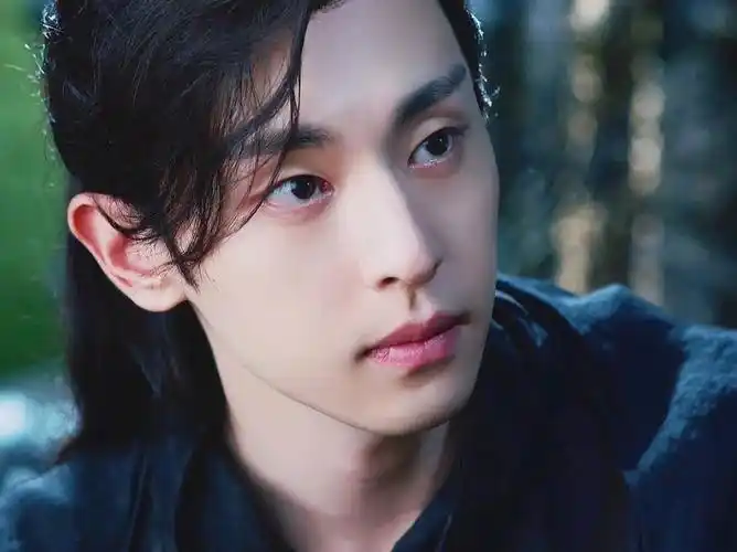 邓伦  魔尊身上有股破碎感,被辜负后的心伤,丹凤眼闪着泪光