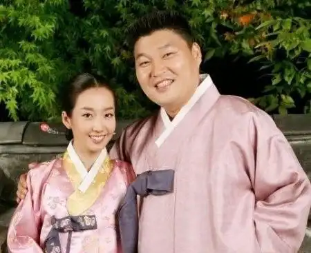 据悉李孝珍比姜虎东小9岁,年轻的时候就读于诚信女子大学研究生院设计