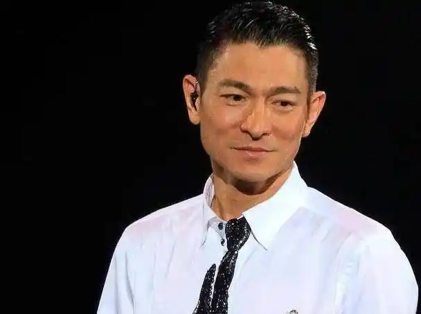 刘德华曾在片场休息时,看到了好友谢贤的儿子,就抱过来亲了一口,并且