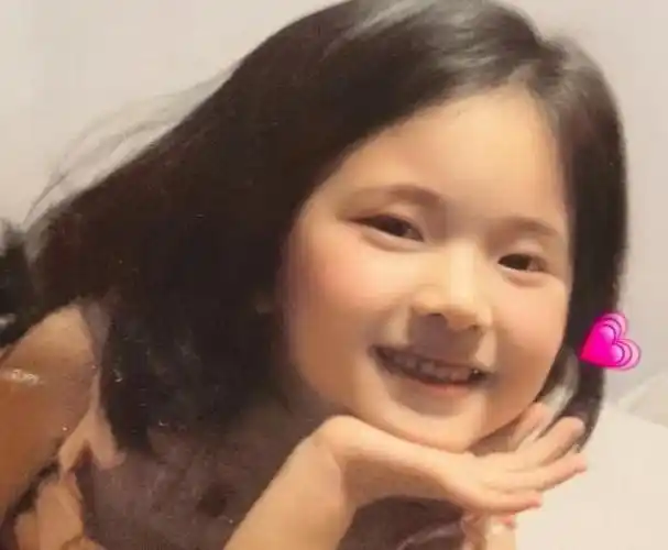 新晋初恋女神赵露思,笑容甜度爆表,看小时候照片就知道整没整容