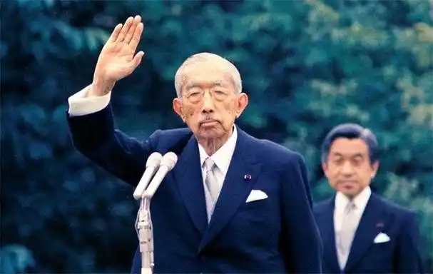 日本无条件投降后,麦克阿瑟问天皇:为何不切腹?