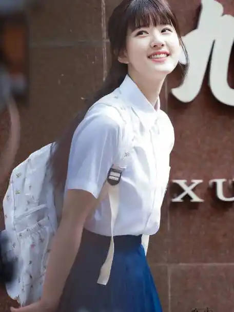 花絮照才发现赵露思好适合校园剧啊,高马尾齐刘海穿着校服也太甜了吧