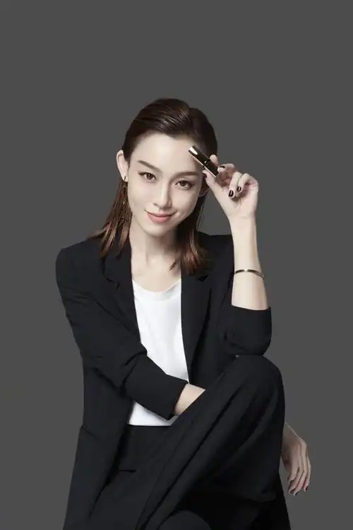 范玮琪酷帅硬照曝光举手投足英气十足