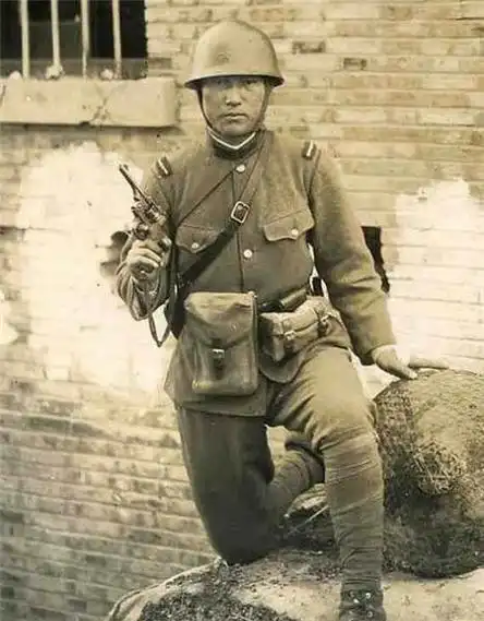 这是一组记录于侵华日军士兵私人相册中的旧照片,揭示了侵华战争时期