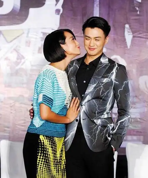 印象最深的一幕就是朱丹当着镜头上前索吻,老公周一围一脸嫌弃地往