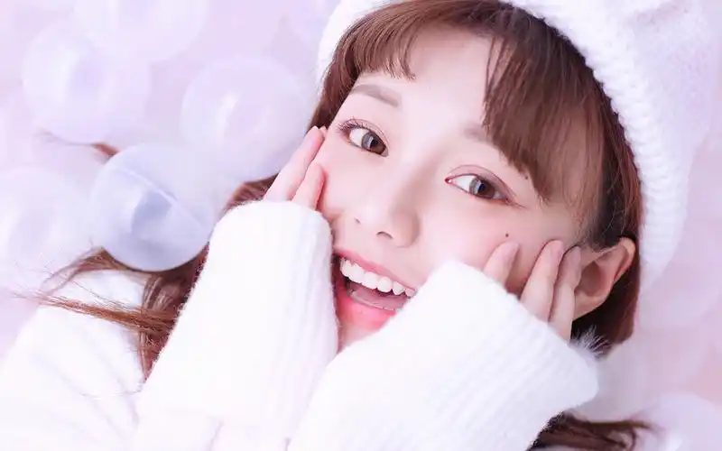 戴帽子的女孩甜美可爱写真图片桌面壁纸