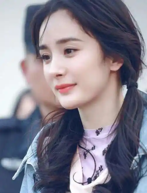 杨幂迪丽热巴笑起来温柔可爱,媚起来性感霸气,一副老娘最美的表情让人