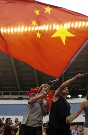 2004年中国亚洲杯足球赛于当晚在北京工人体育场举行开幕式,中国队将