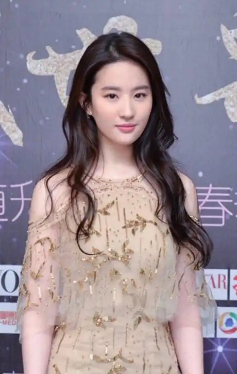 网友对比刘亦菲直发和卷发的区别,脸型看上去小了一圈.