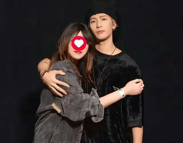 王嘉尔与粉丝合照引争议,掉进钱眼里了?_女网友_外国_因为