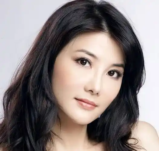 "硅胶脸"又开始祸害献礼剧,高颜值被打回原形,演技再好也拉垮_杨丽菁