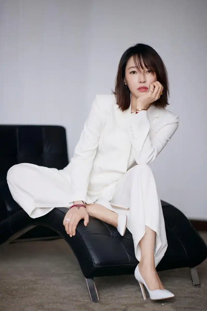 原创白百何厉害了,减肥成功后气场全开,穿白色西服套装干练又洋气