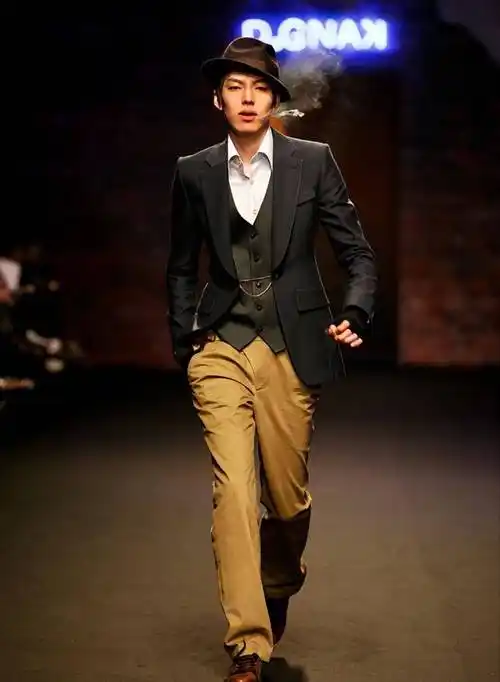 模特出身的金宇彬拥有188cm的骄人身高,高大修长的身形不但为他的演艺