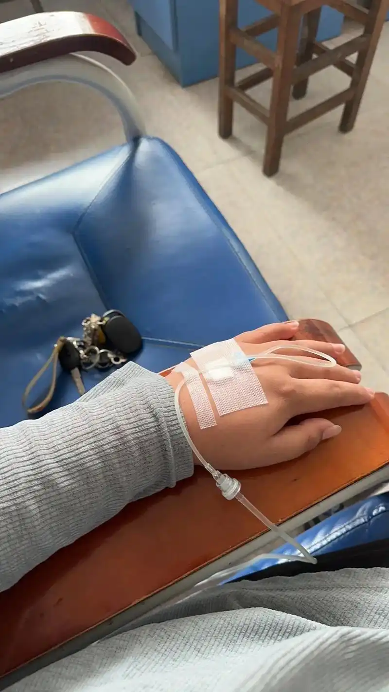 一个人住院我没哭,一个人打针我没哭,一个人打着吊瓶不敢睡觉我没哭