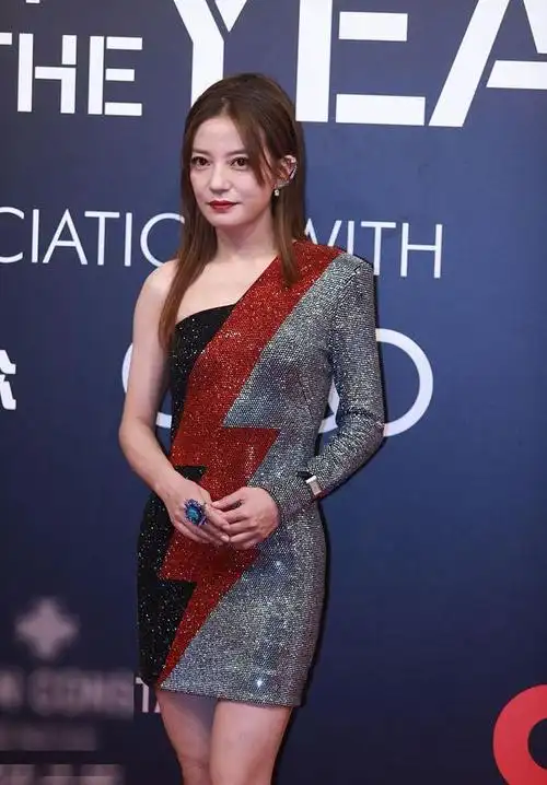 赵薇瘦了穿紧身裙出席活动网友身材好任性啊