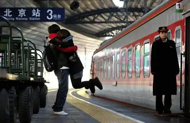 大学情侣火车站分别难,这一别或许是一辈子