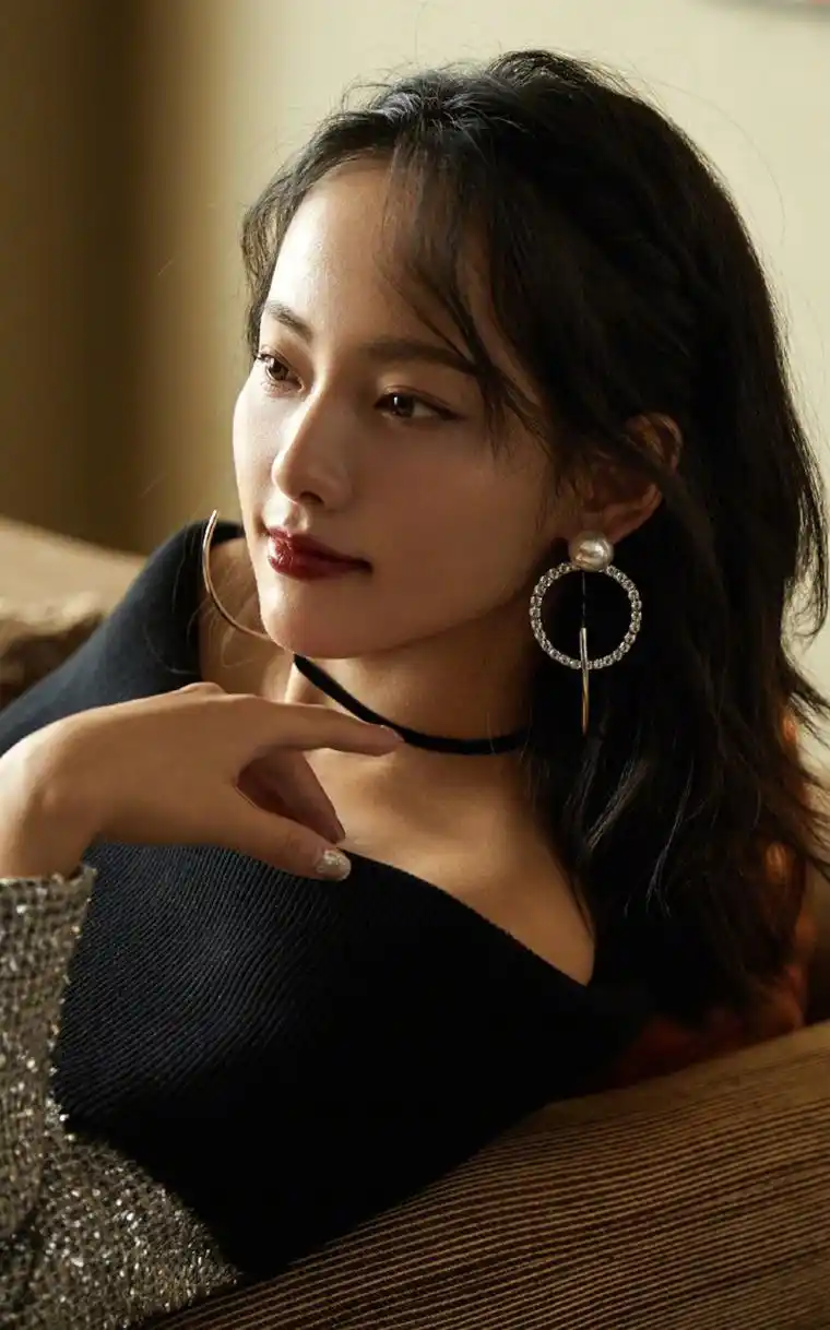 女演员张嘉倪身材修长性感写真