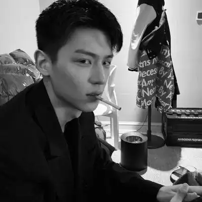 优质侧颜帅哥头像不由自主的爱上