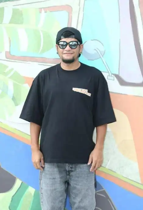 张震岳参加活动时搭配潮流感 引领时尚风潮