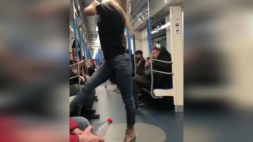 国外就是开放美女脚踩恨天高在地铁里大秀钢管舞