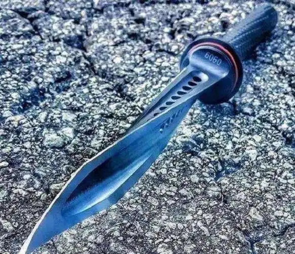 最凶悍军刀狗腿刀最奇特第一款被禁用比中国三棱刺刀还毒
