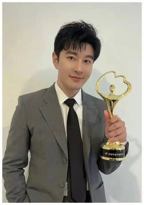 明星的发型与牙齿不完美,还有哪些是真实的?_假发_头发_黄晓明