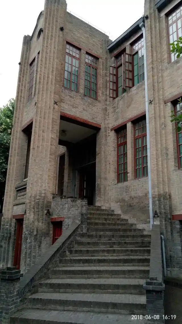 参观张学良将军公馆夜晚欣赏大雁塔音乐喷泉福猫咪12