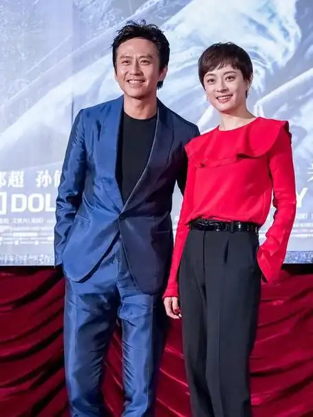 孙俪和邓超一起亮相秀恩爱红色荷叶边衬衫搭配西装裤减龄洋气