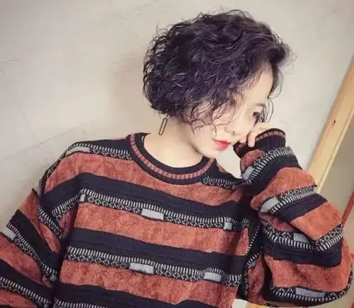 别瞎选发型了,阿姨们的小卷发型这样烫才显年轻,你学会了吗!