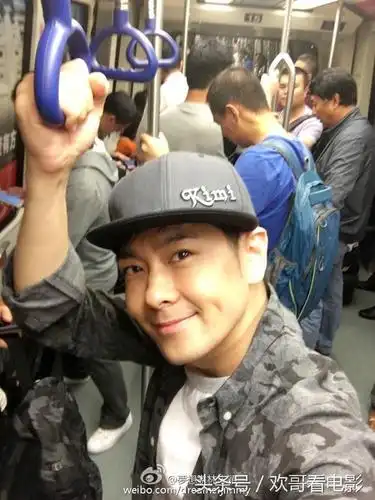 林志颖坐地铁晒素颜自拍 42岁冻龄男神秒杀小鲜肉