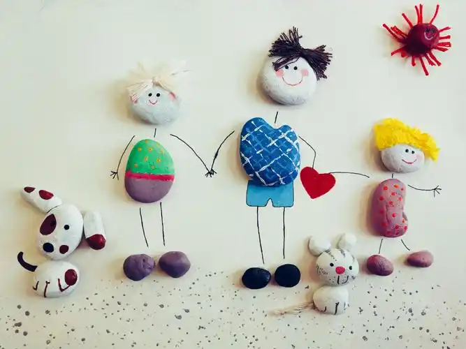 形态各异的鹅卵石,经过阳光男孩儿李明泽的手绘涂鸦后,变成了一件精美