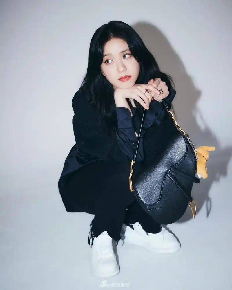 组图blackpink金智秀简约造型拍写真眼神温柔气质美