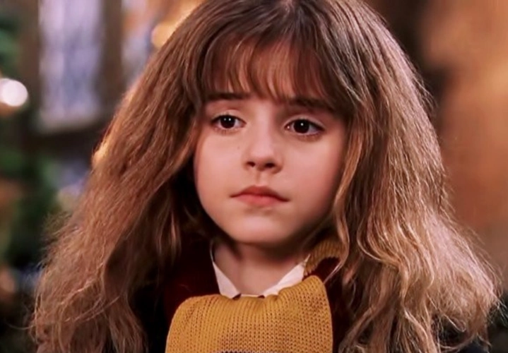 《哈利波特》系列电影中的女主角而被大家熟知,艾玛沃特森小时候长得