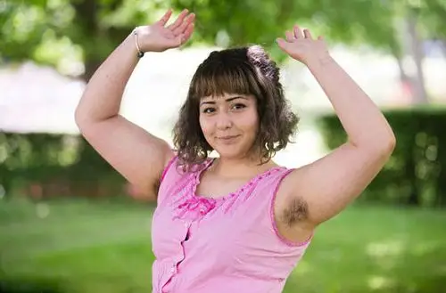 英女大学生体毛浓密常年不刮深感自豪(组图)