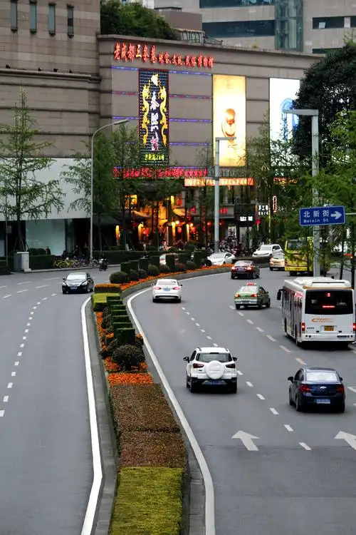 成都春熙路口一角街景