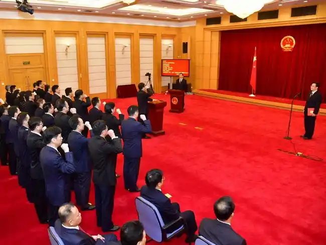 省政府举行宪法宣誓仪式 省长于伟国监誓