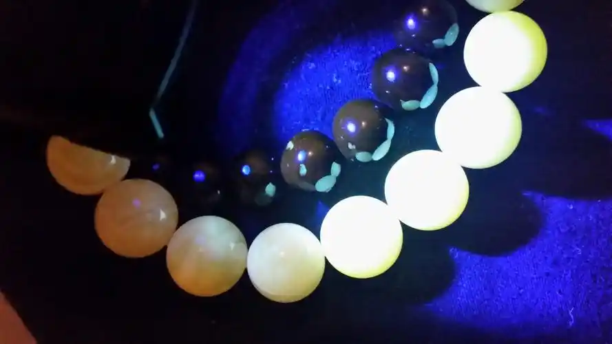 帮忙看看这个紫光下的血珀手串,是上色?压制?还是其它什么的