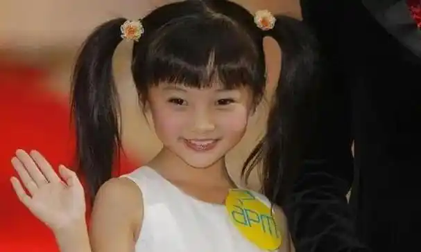 林妙可,一位童星出身的年轻女孩,最近发布了许多新近照片.