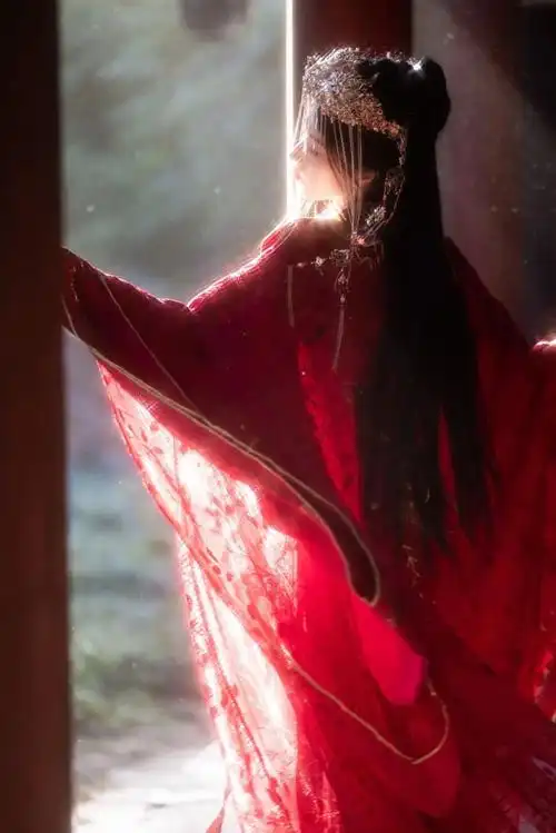 胡嘉欣古风红衣大片上线