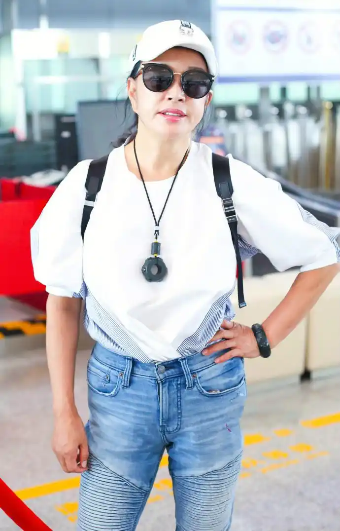 刘晓庆没辜负不老女神称号牛仔裤小白鞋美回20岁厉害