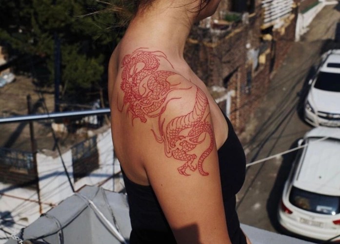 红色过肩龙女超个性的龙纹身2