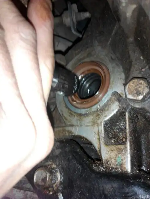 老款c30更换半轴油封作业