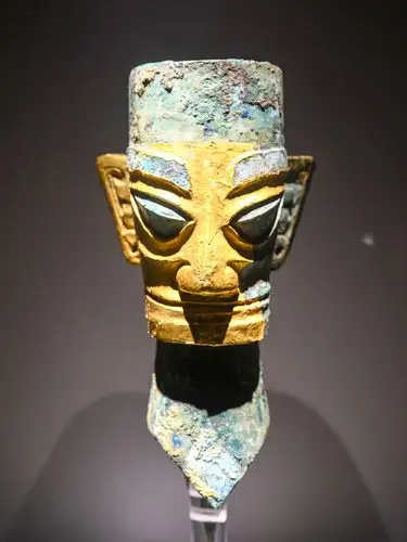 三星堆博物馆的青铜黄金面具