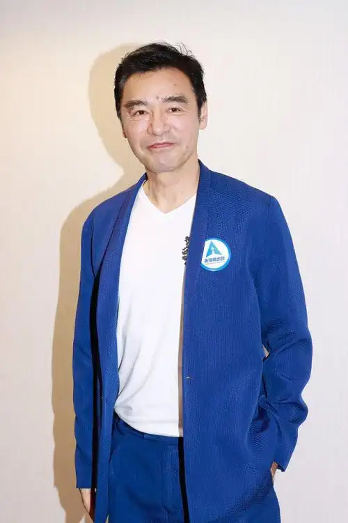 68岁钟镇涛是越老越时髦穿星座花衬衫还配花牛仔裤太新潮