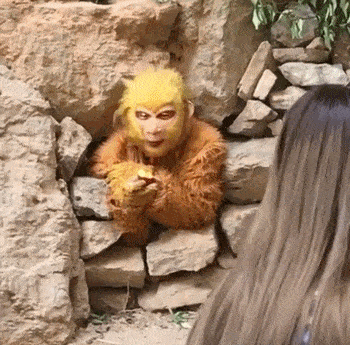 一工作人员在景区扮孙悟空与游客互动涉县太行五指山景区河北邯郸5月4