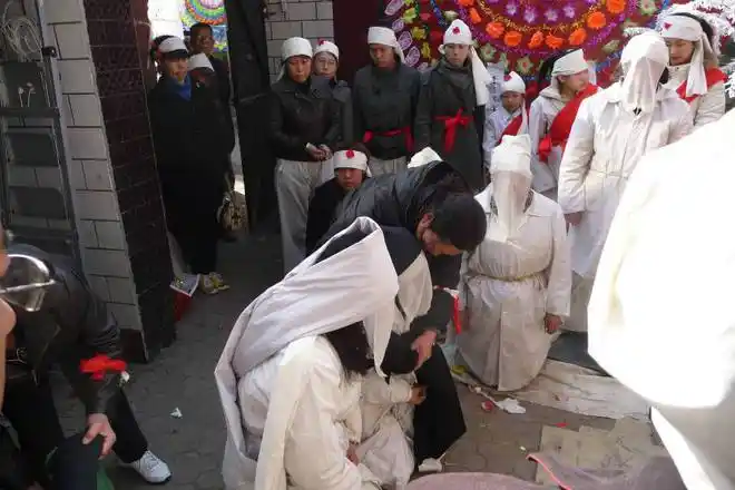 老家那边老人去世一般在家中停两到三天,再出殡.