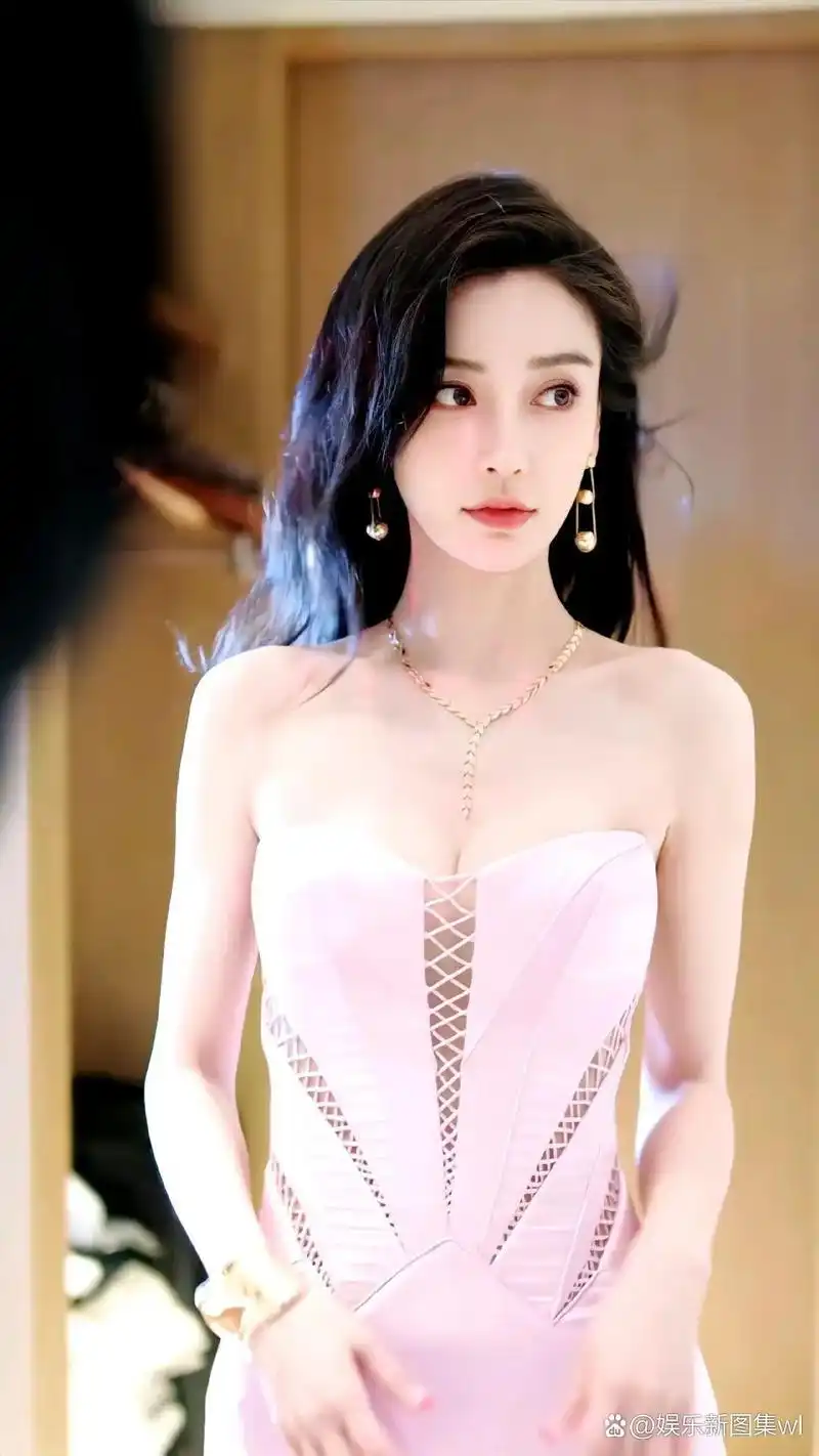 新鲜出炉的baby,火辣性感,身穿粉色抹胸羽毛裙仙气飘飘惊艳众人#杨颖